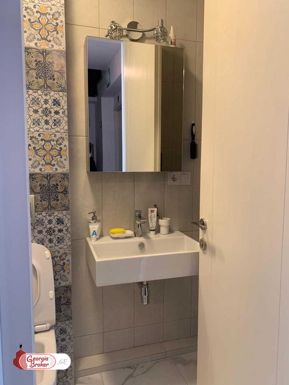 იყიდება ახალი გარემონტებული 3 ოთახიანი ბინა ვაკის პარკთან