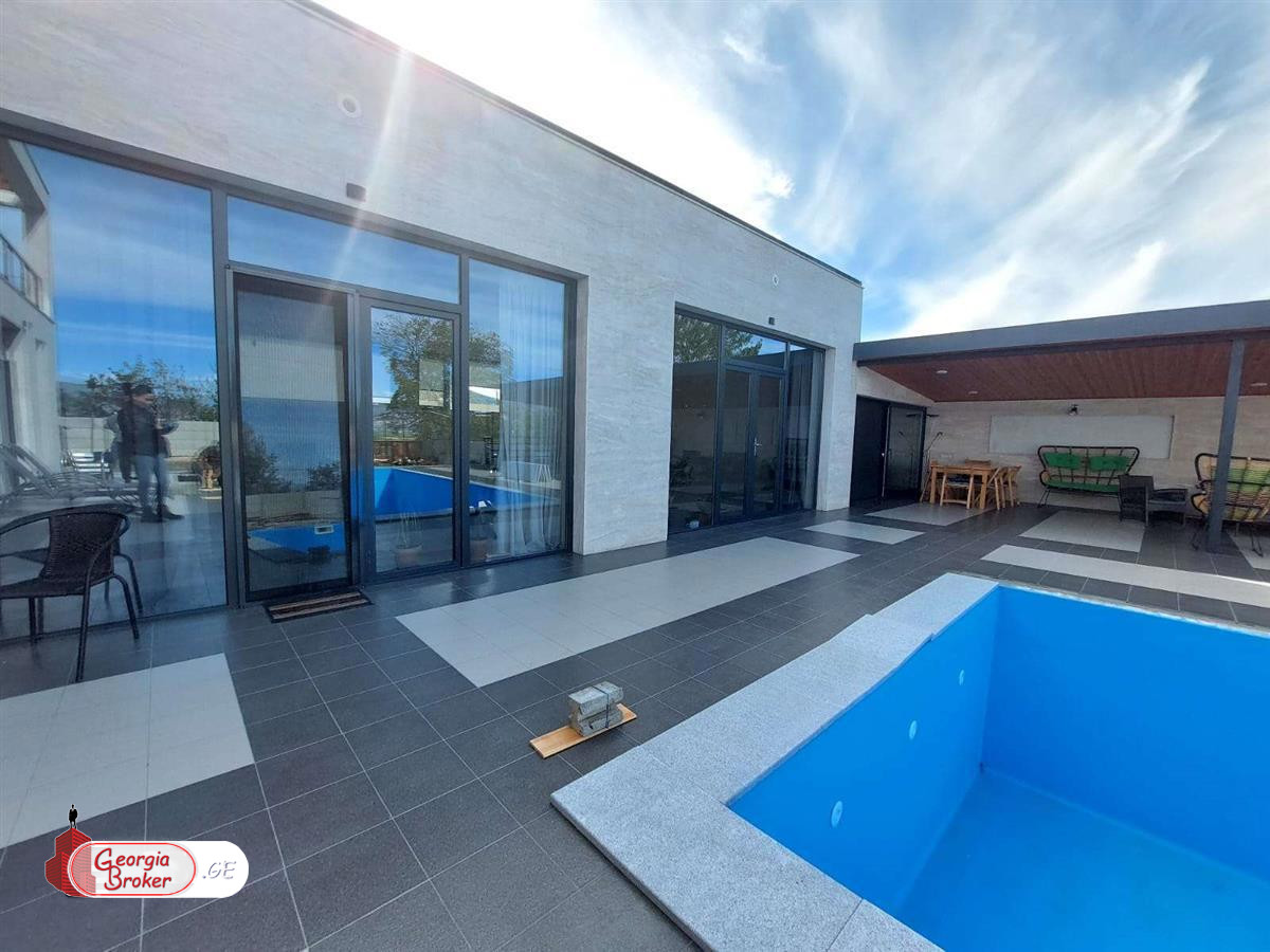 в аренду дом с новым ремонтом 8-комнат