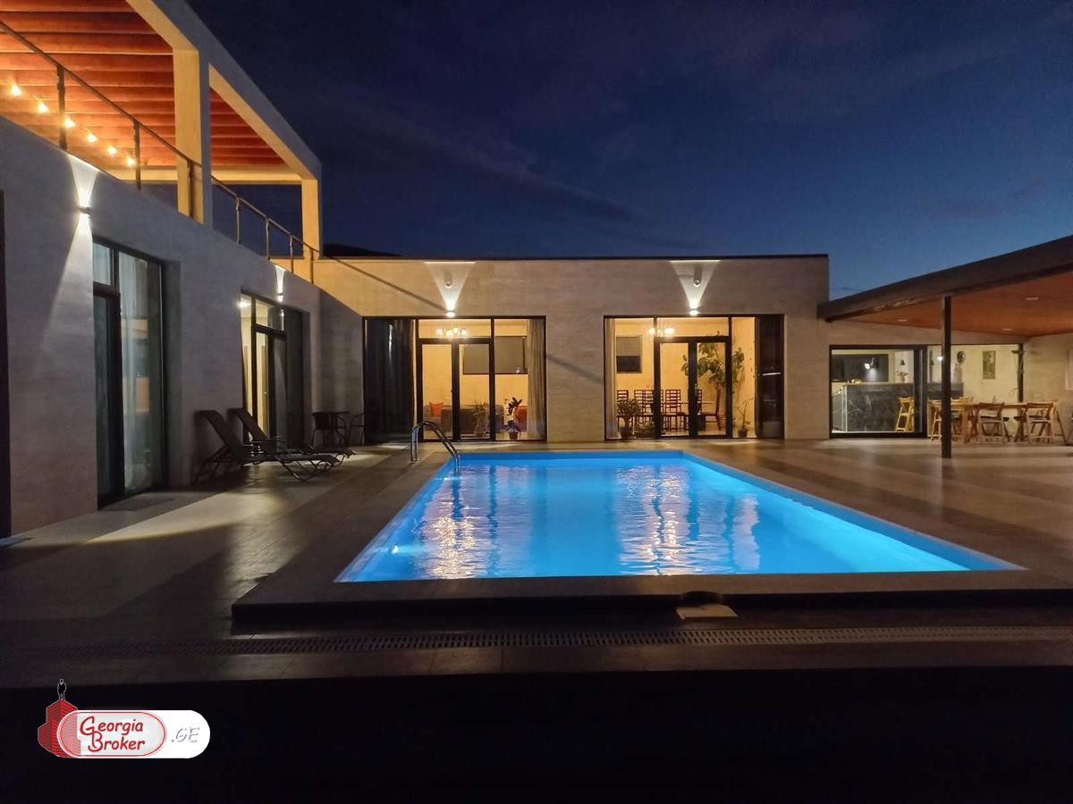 в аренду дом с новым ремонтом 8-комнат