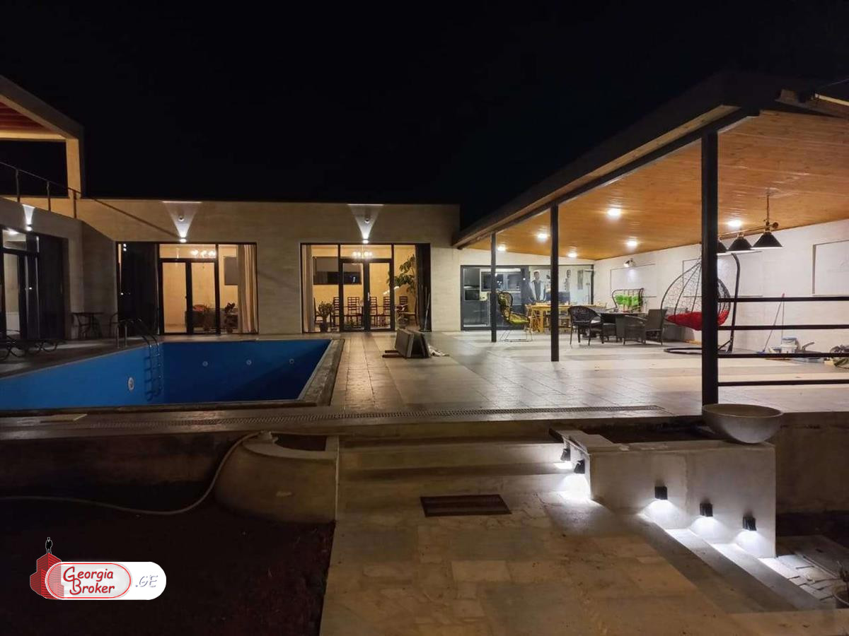 в аренду дом с новым ремонтом 8-комнат