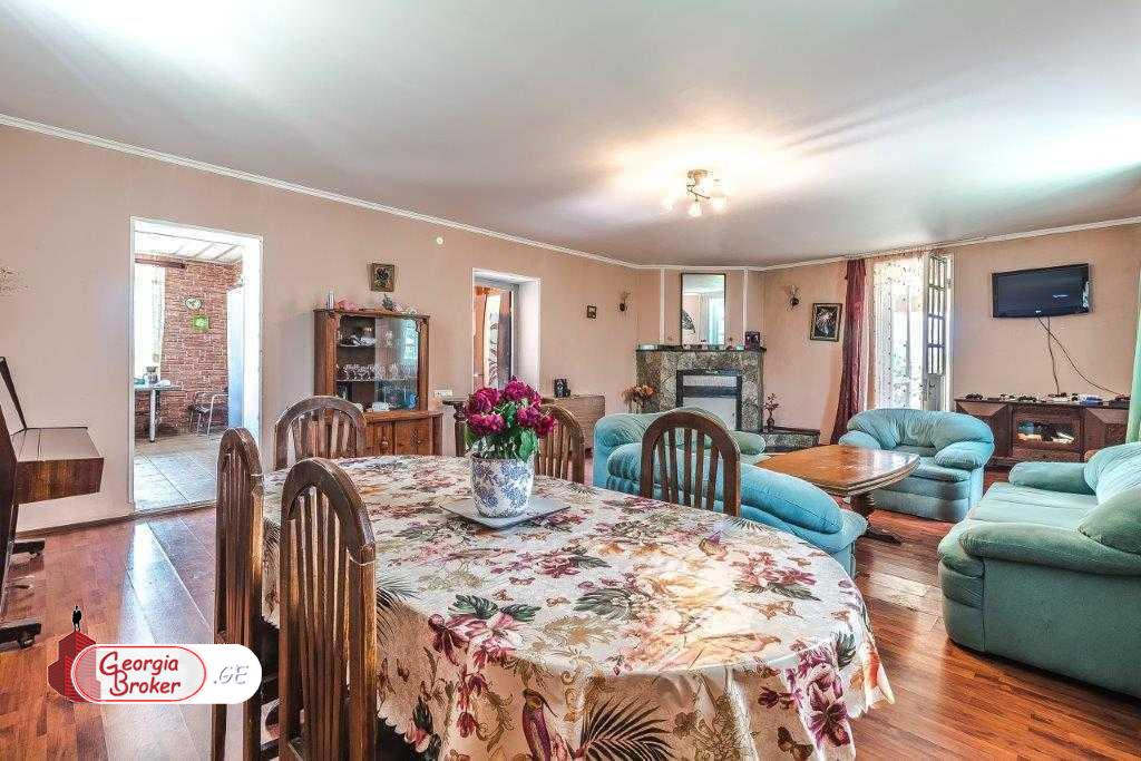 nearly repaired 7-room house for rent