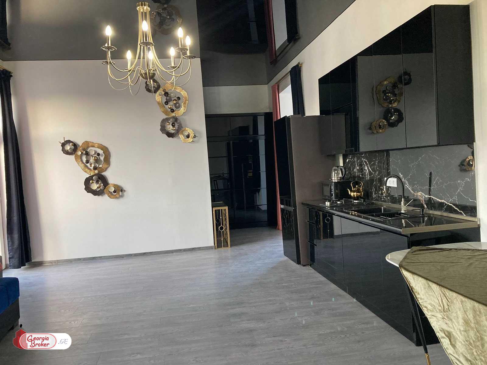 продается квартира с новым ремонтом 4-комнаты