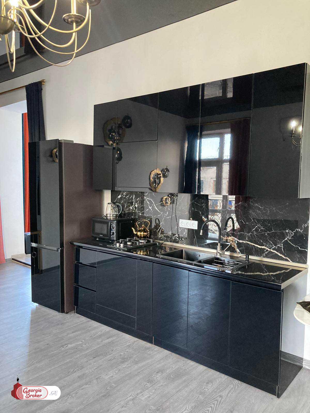 продается квартира с новым ремонтом 4-комнаты