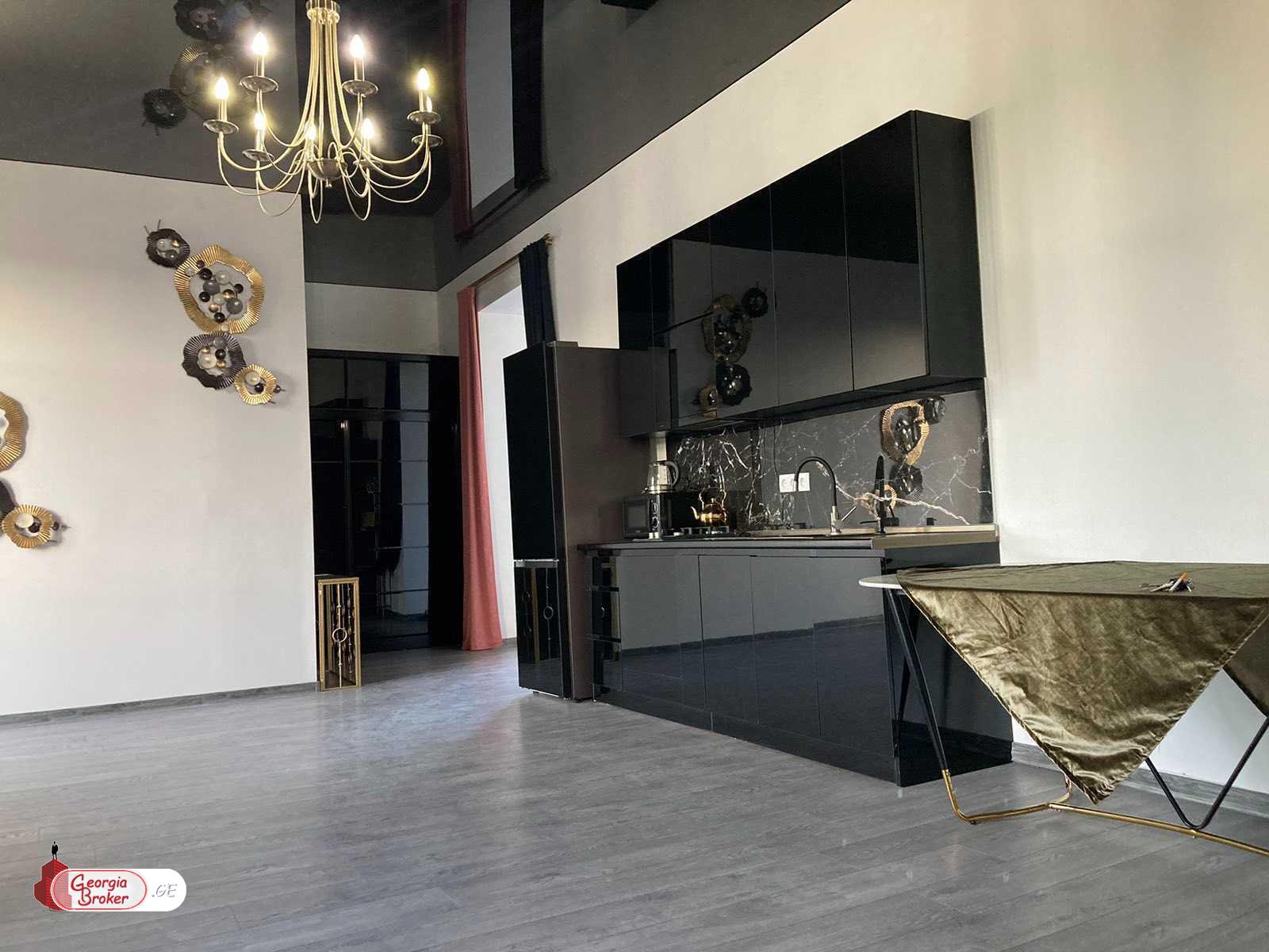 продается квартира с новым ремонтом 4-комнаты