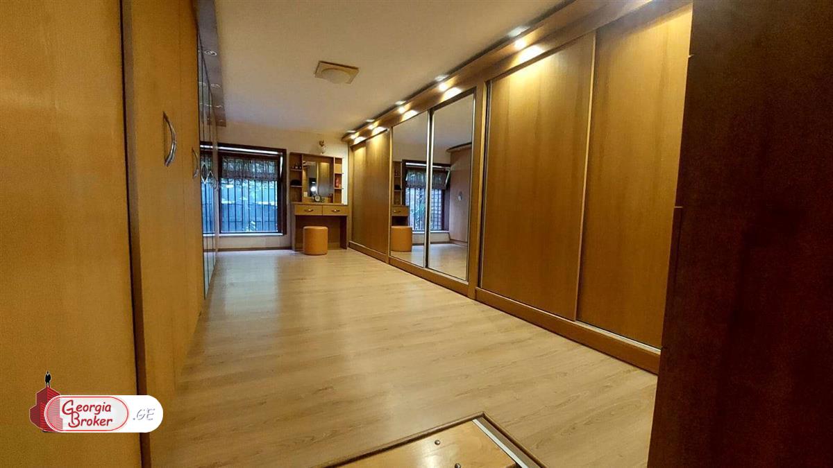 ქირავდება ახალი გარემონტებული 10 ოთახიანი სახლი ლოტკინზე