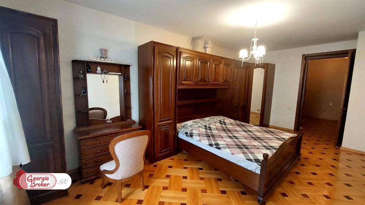 ქირავდება ახალი გარემონტებული 10 ოთახიანი სახლი ლოტკინზე