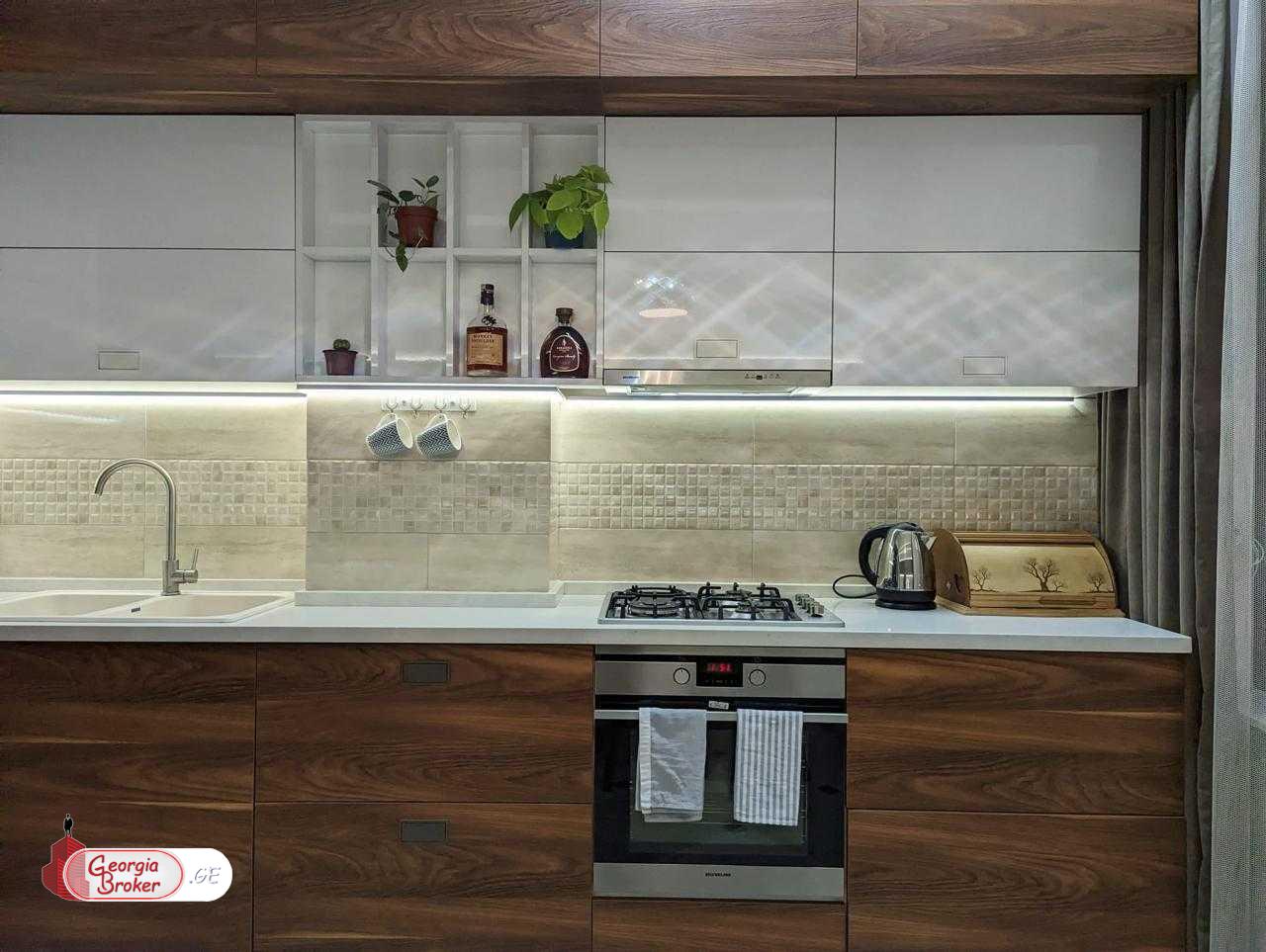 იყიდება ახალი გარემონტებული 4 ოთახიანი ბინა მრგვალ ბაღთან