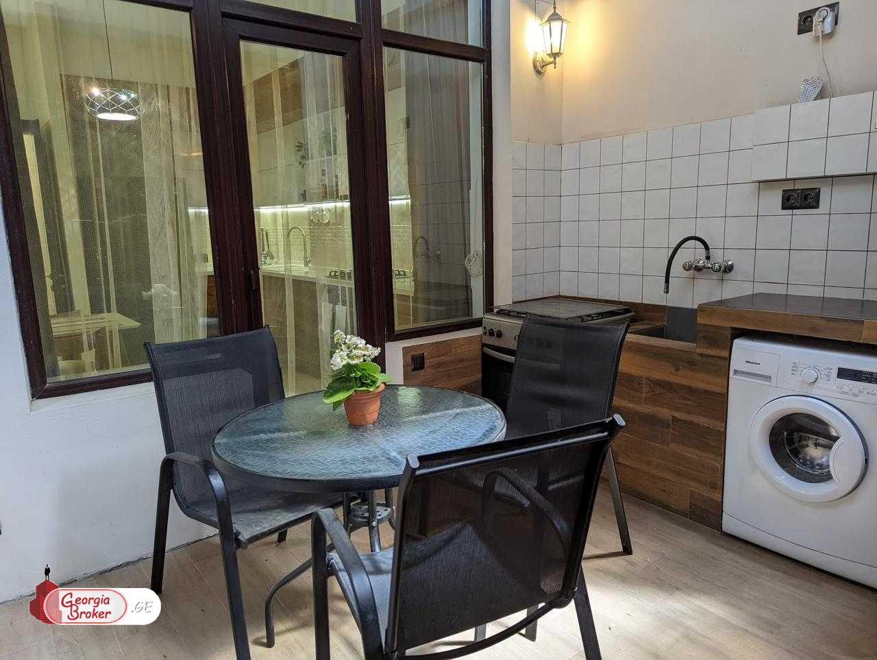 იყიდება ახალი გარემონტებული 4 ოთახიანი ბინა მრგვალ ბაღთან