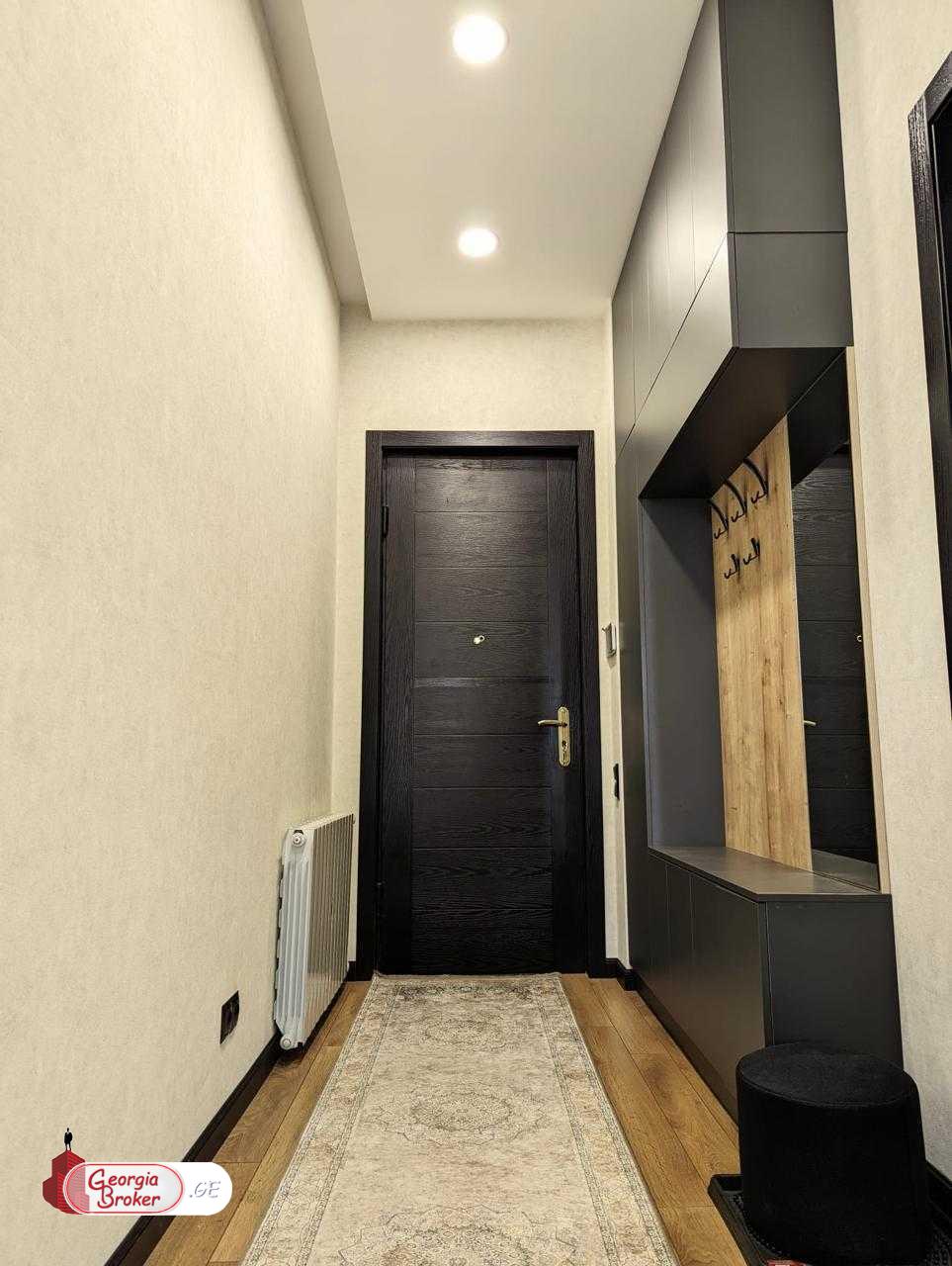 იყიდება ახალი გარემონტებული 4 ოთახიანი ბინა მრგვალ ბაღთან