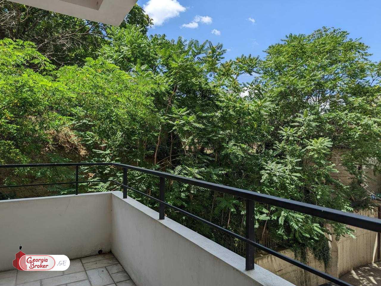 იყიდება ახალი გარემონტებული 4 ოთახიანი ბინა მრგვალ ბაღთან