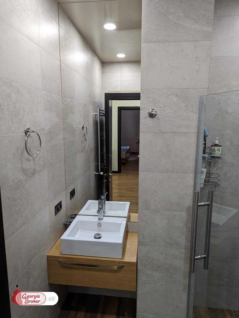 იყიდება ახალი გარემონტებული 4 ოთახიანი ბინა მრგვალ ბაღთან