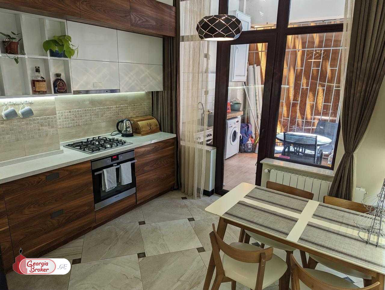 იყიდება ახალი გარემონტებული 4 ოთახიანი ბინა მრგვალ ბაღთან