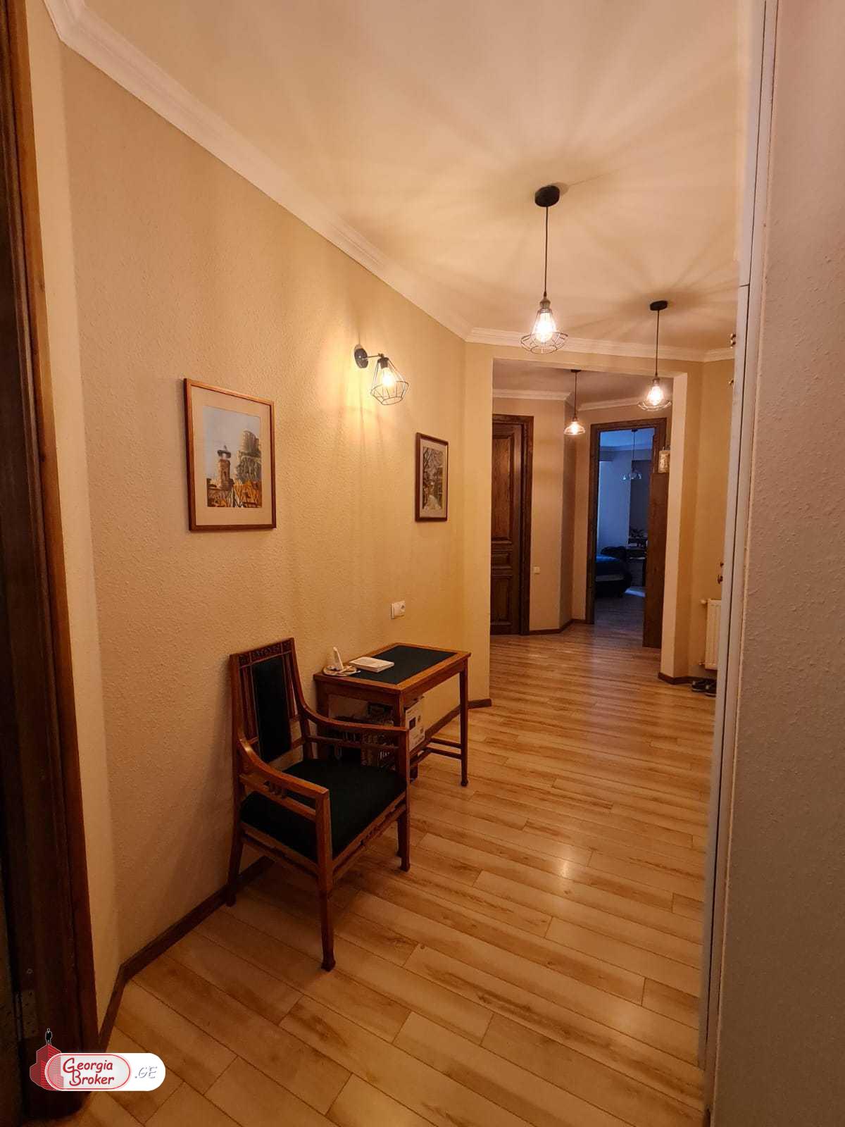 в аренду квартира с новым ремонтом 5-комнат