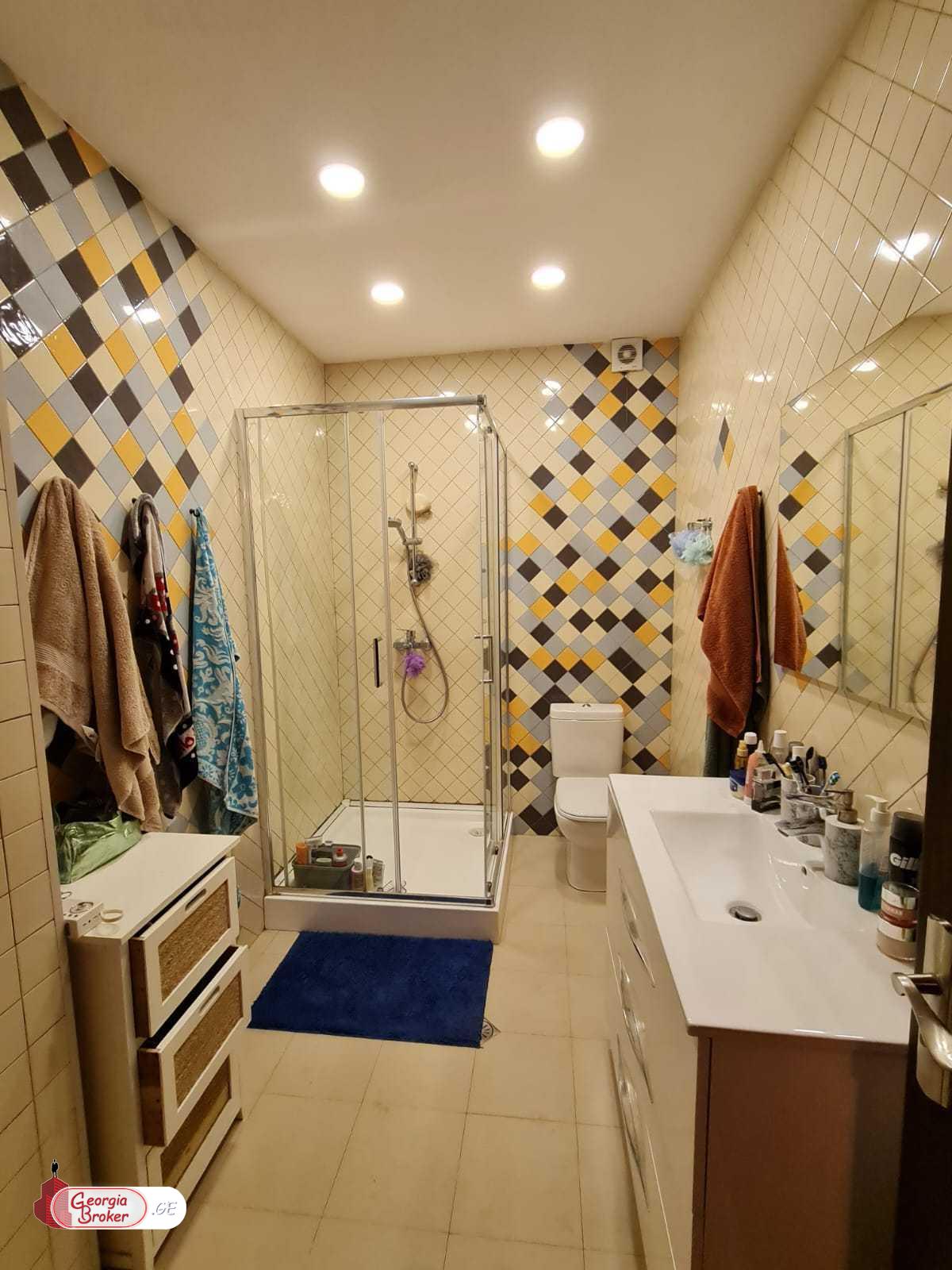 в аренду квартира с новым ремонтом 5-комнат