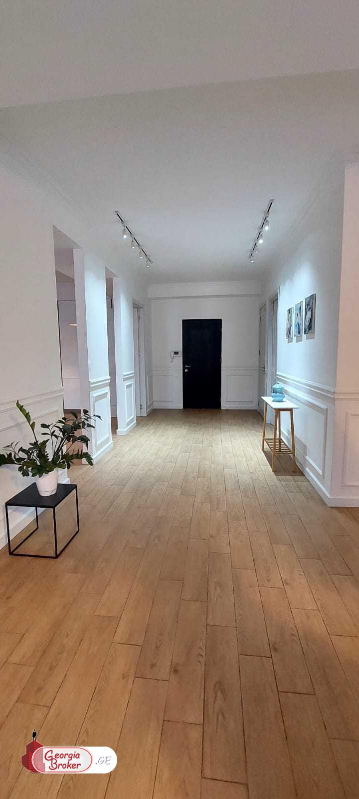 в аренду квартира с новым ремонтом 4-комнаты