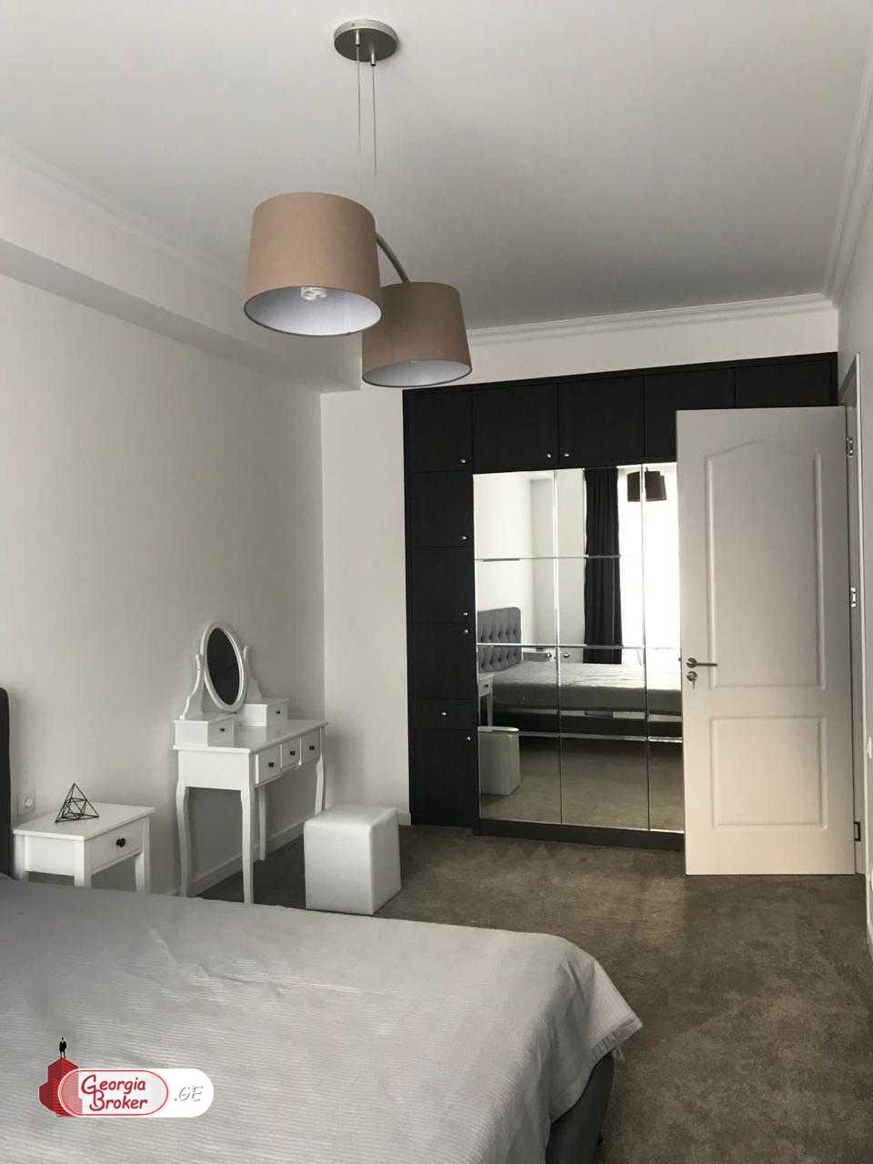 в аренду квартира с новым ремонтом 4-комнаты