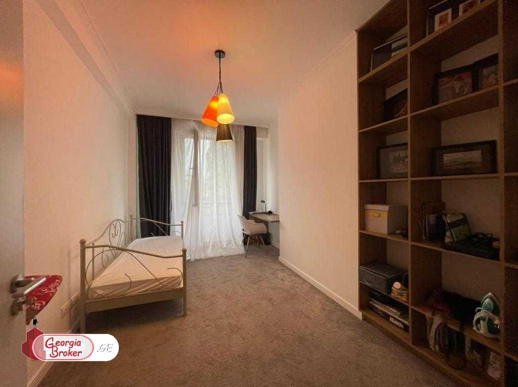 в аренду квартира с новым ремонтом 4-комнаты