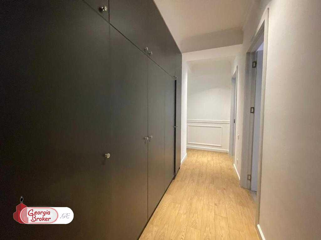 в аренду квартира с новым ремонтом 4-комнаты