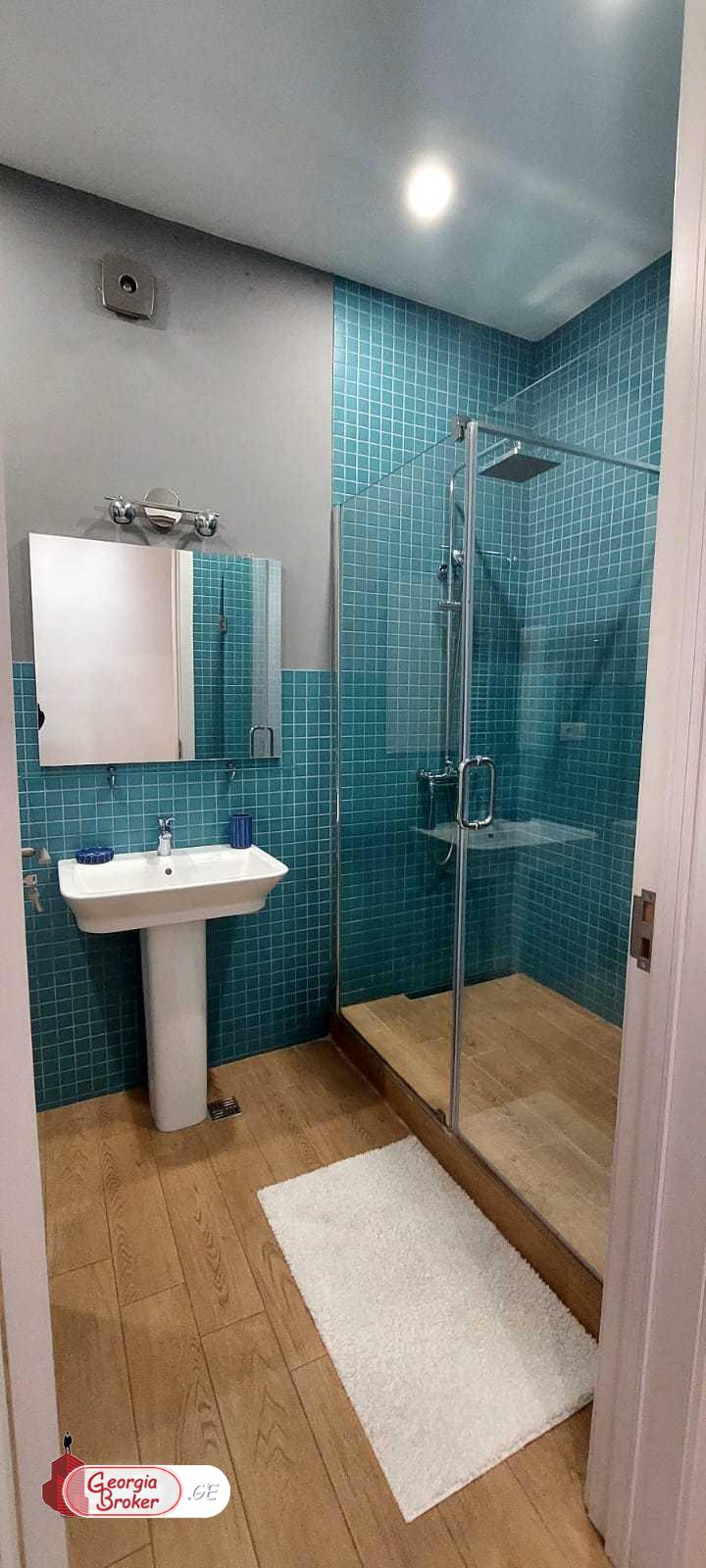 в аренду квартира с новым ремонтом 4-комнаты