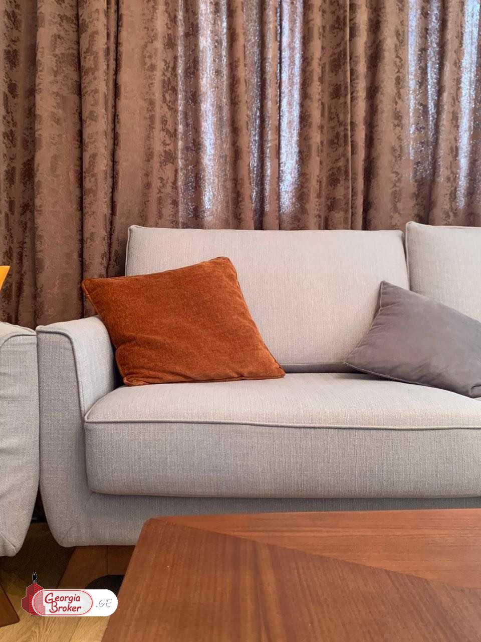 იყიდება ახალი გარემონტებული 4 ოთახიანი ბინა  ვაკის პარკთან