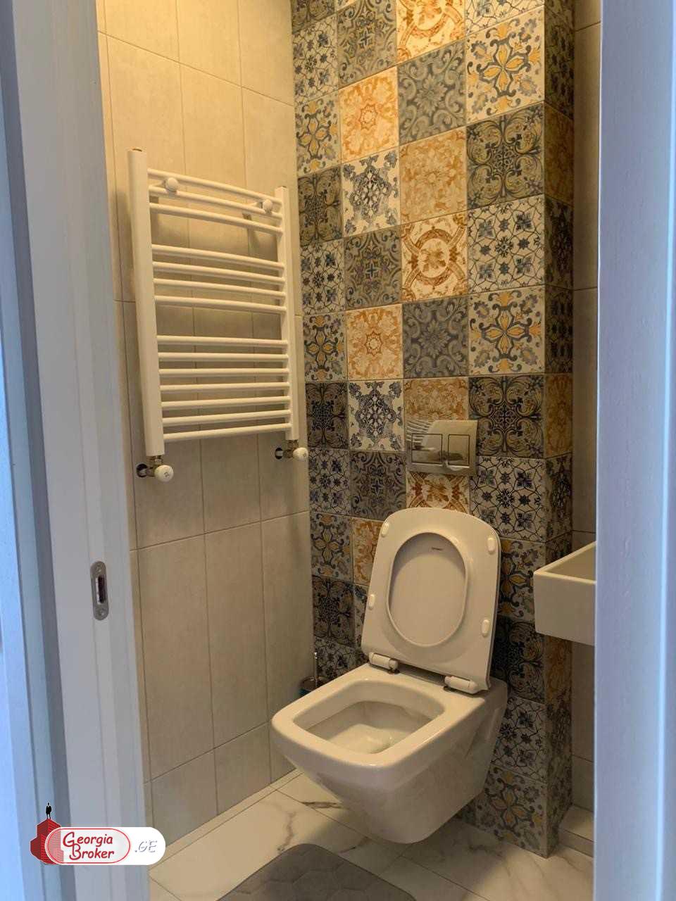 იყიდება ახალი გარემონტებული 4 ოთახიანი ბინა  ვაკის პარკთან