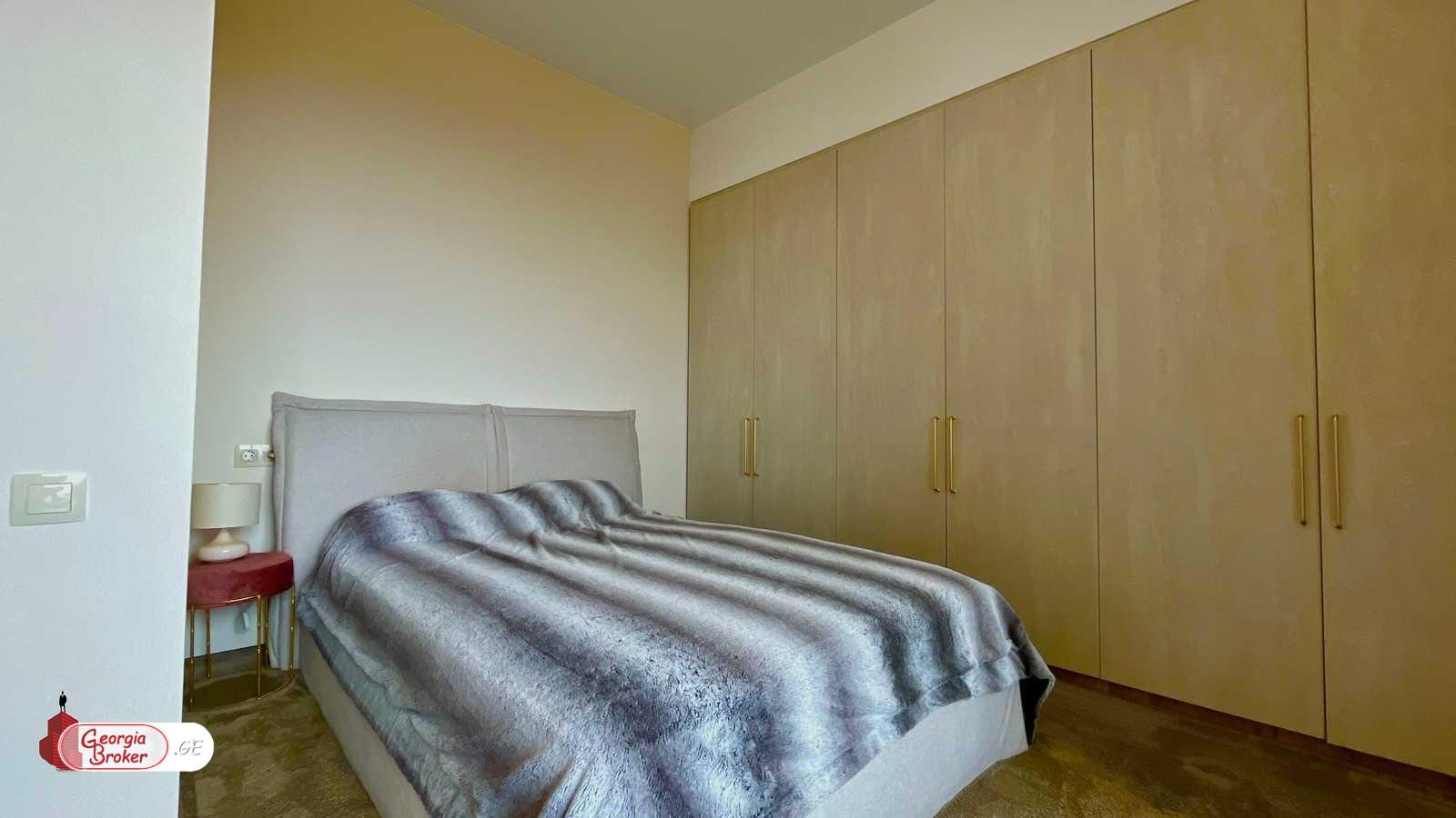 იყიდება ახალი გარემონტებული 3 ოთახიანი ბინა  ვაკეში