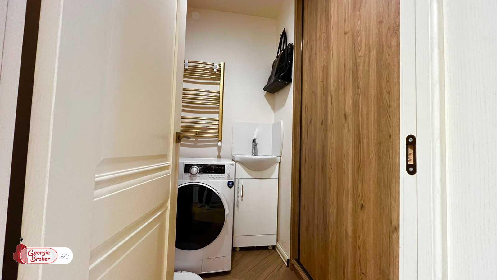 იყიდება ახალი გარემონტებული 3 ოთახიანი ბინა ვაკეში