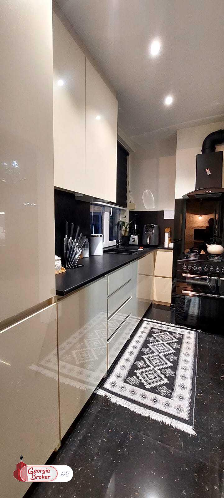 იყიდება ახალი გარემონტებული 4 ოთახიანი ბინა ვაკეში