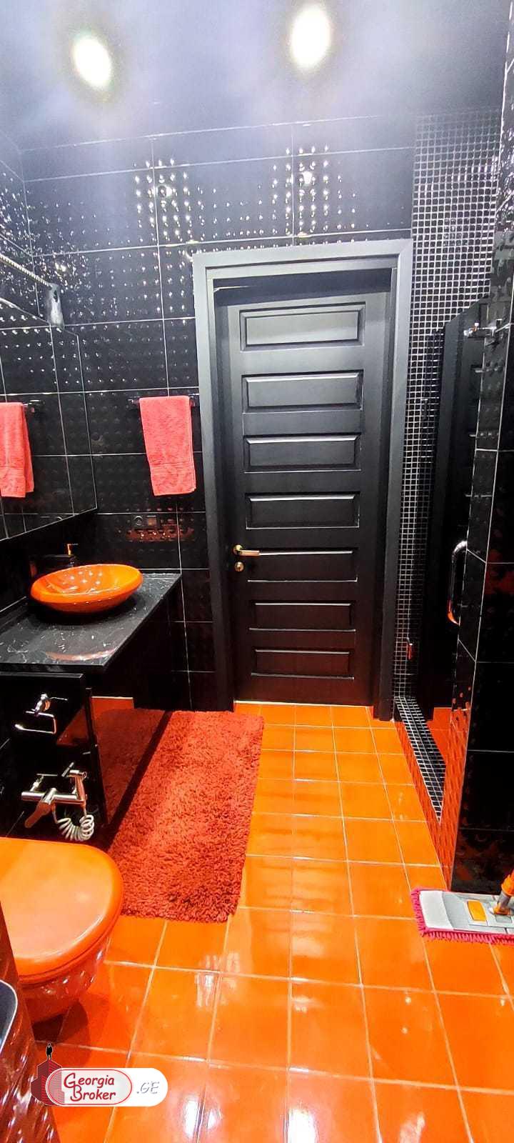 იყიდება ახალი გარემონტებული 4 ოთახიანი ბინა ვაკეში