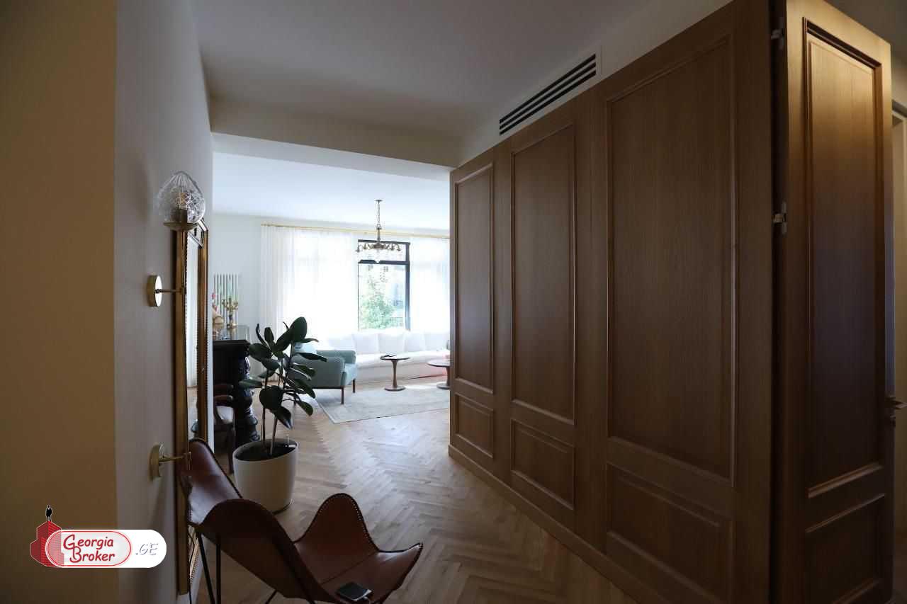 ქირავდება ახალი გარემონტებული 5 ოთახიანი ბინა  ვაკეში