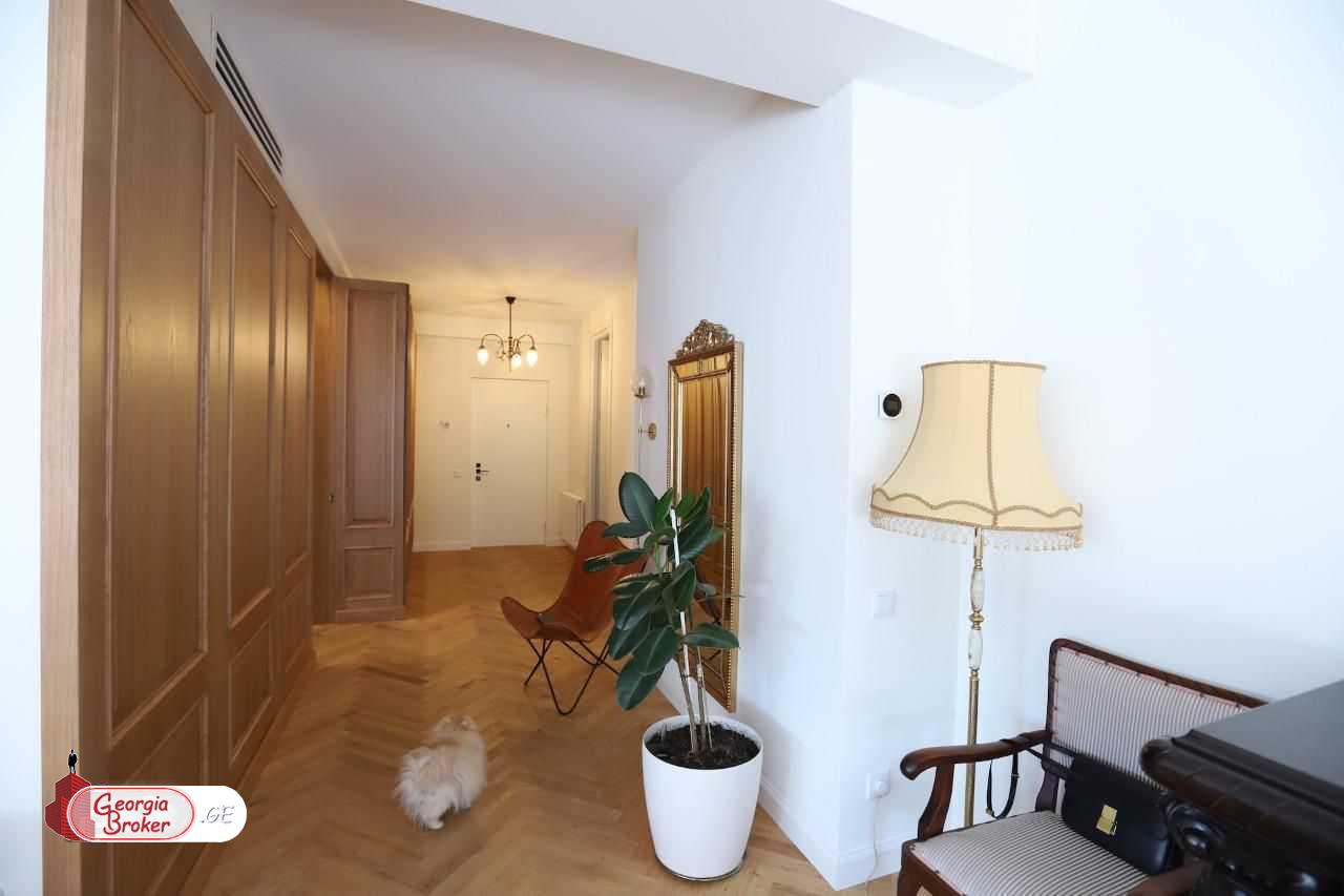 ქირავდება ახალი გარემონტებული 5 ოთახიანი ბინა  ვაკეში