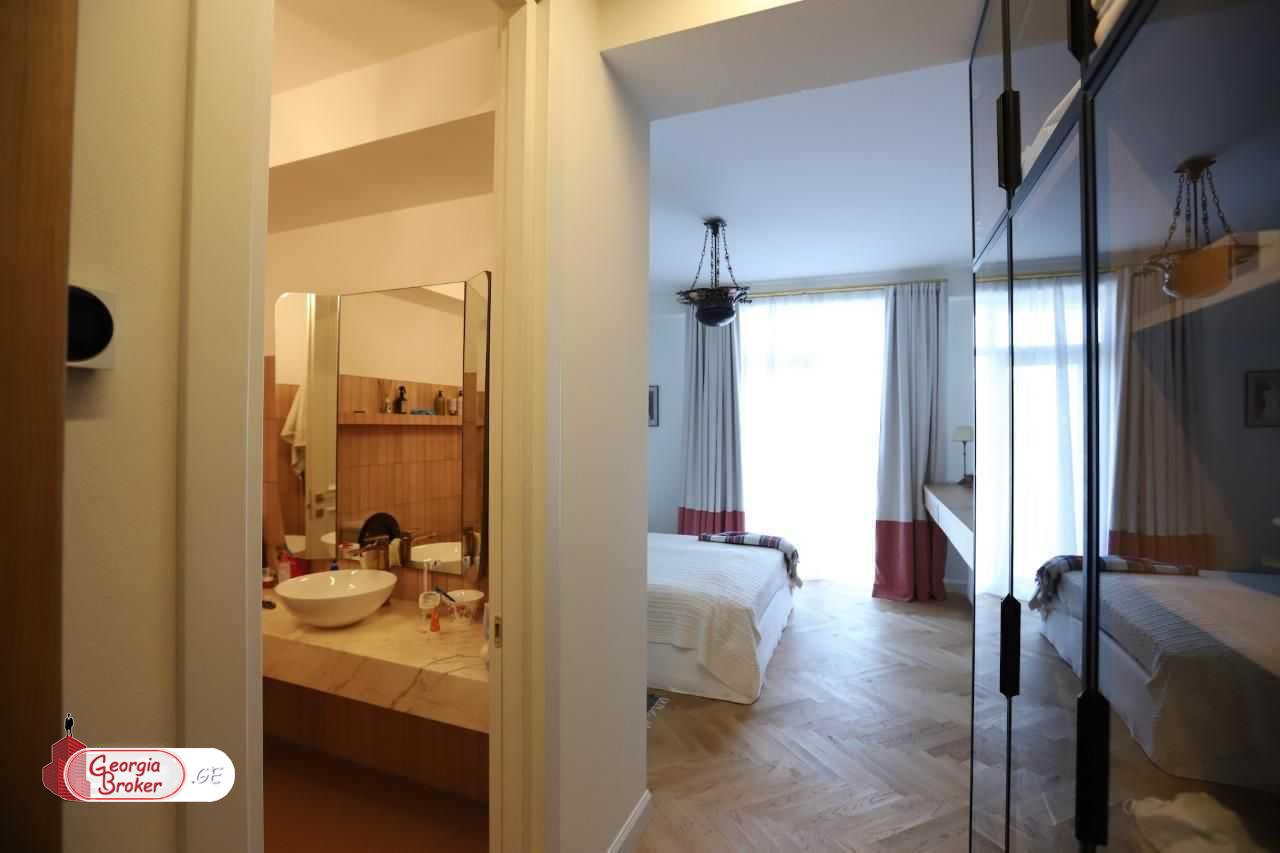 ქირავდება ახალი გარემონტებული 5 ოთახიანი ბინა  ვაკეში