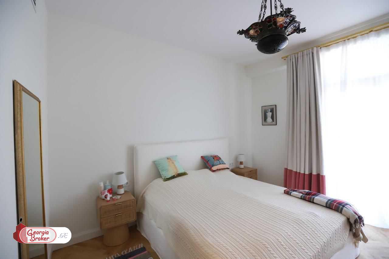 ქირავდება ახალი გარემონტებული 5 ოთახიანი ბინა  ვაკეში