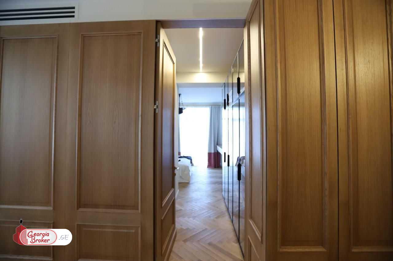 ქირავდება ახალი გარემონტებული 5 ოთახიანი ბინა  ვაკეში