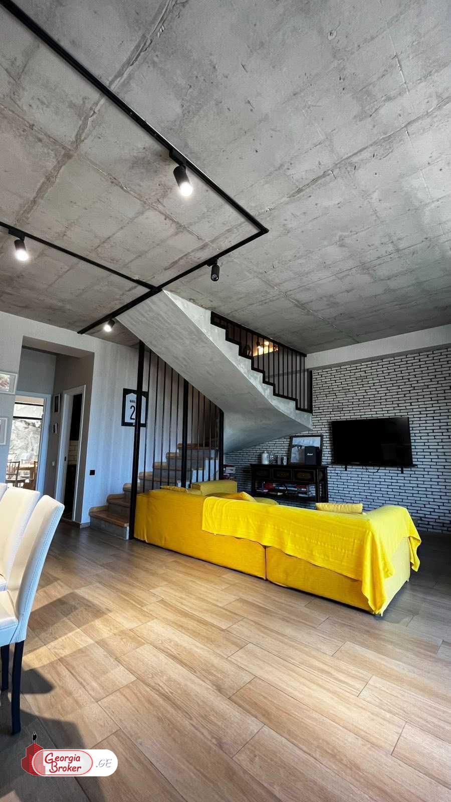 nearly repaired 7-room house for sale