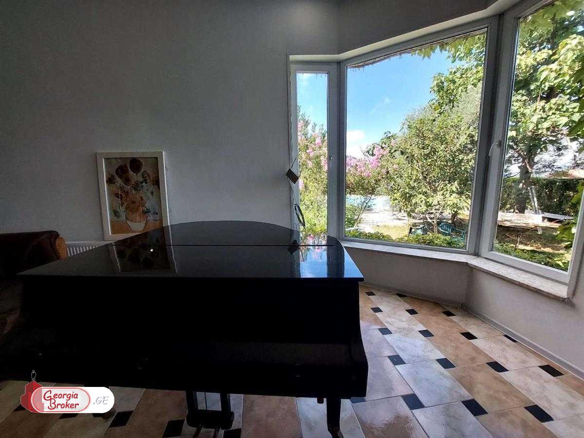 nearly repaired 7-room house for rent