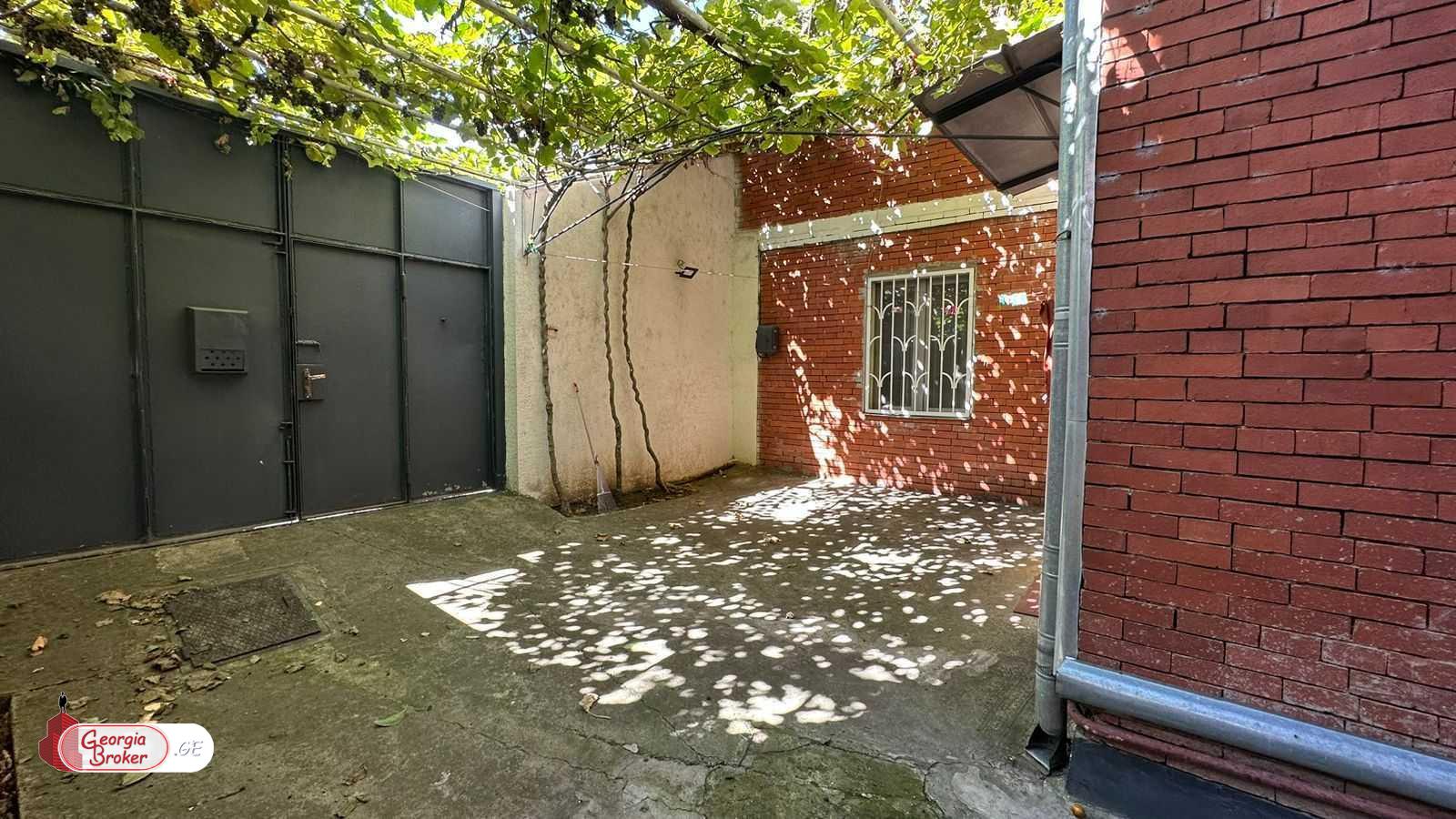 nearly repaired 8-room house for rent