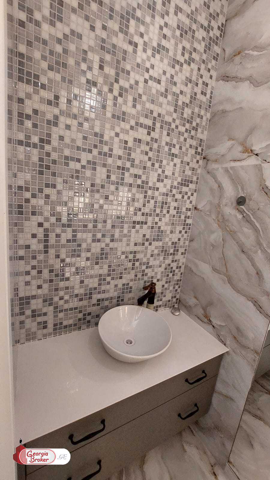 продается квартира с новым ремонтом 4-комнаты