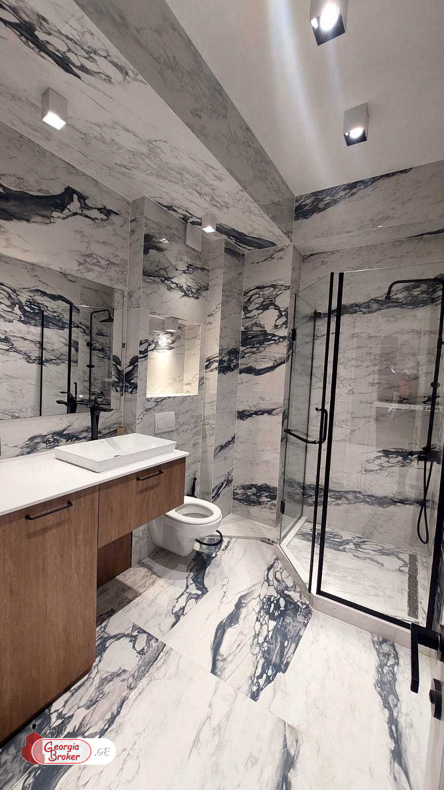 продается квартира с новым ремонтом 4-комнаты