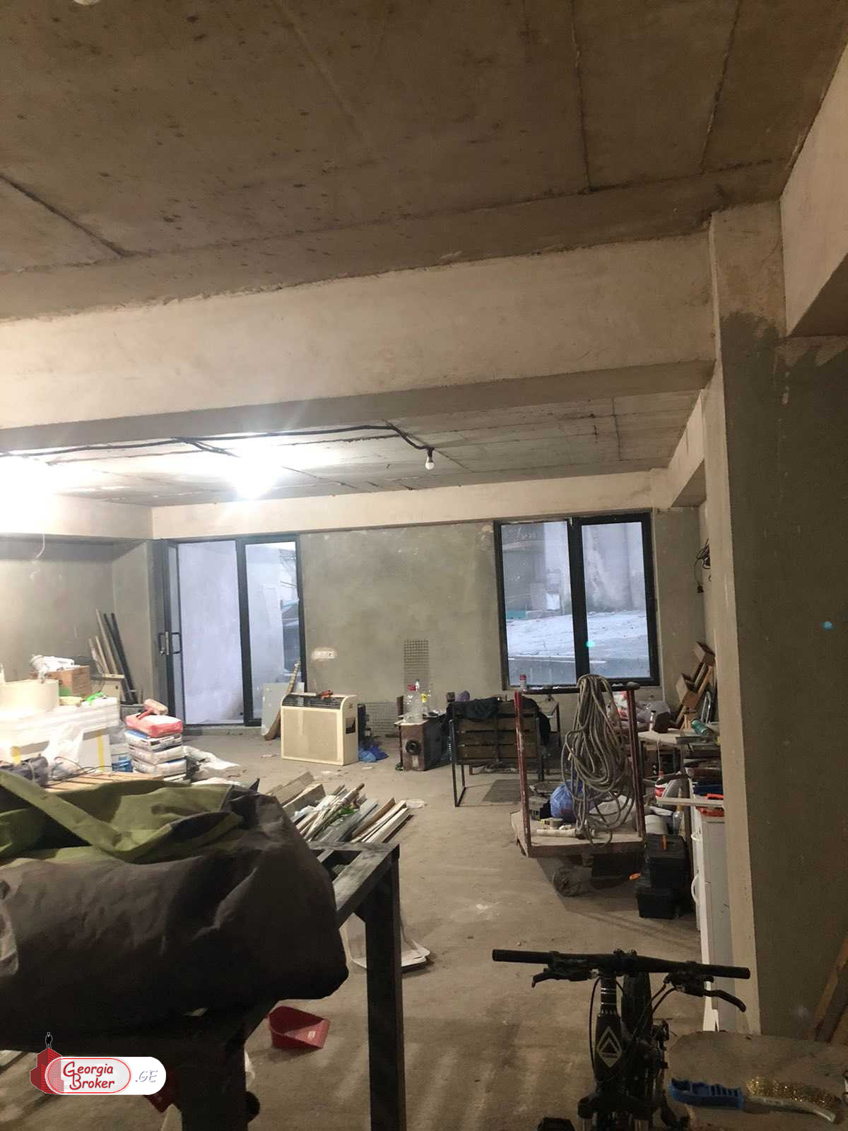 იყიდება  სავაჭრო ფართი