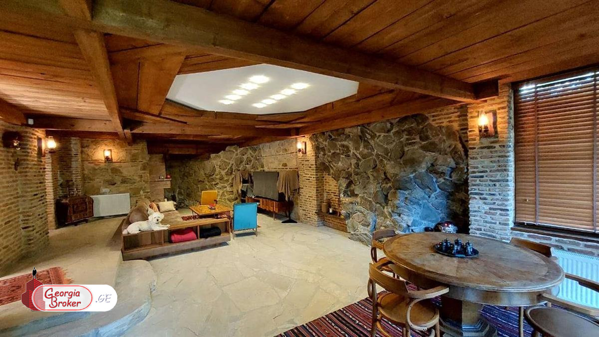 nearly repaired 8-room house for rent