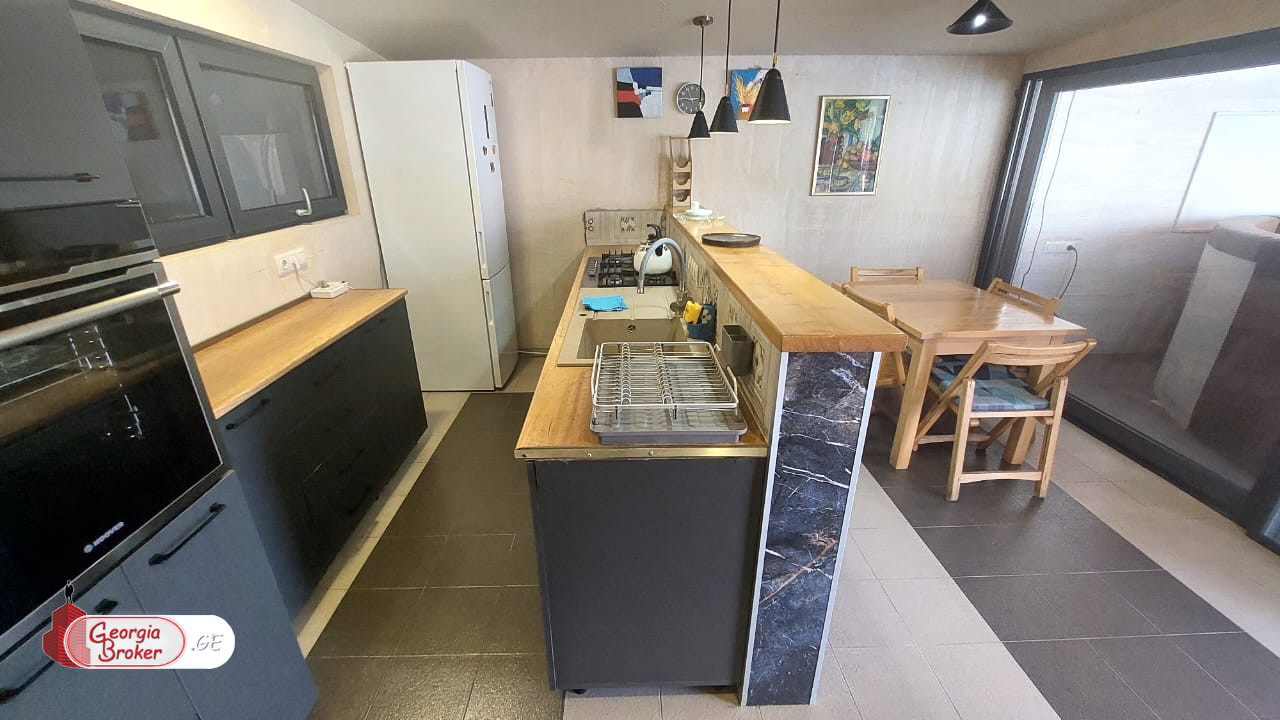 в аренду дом с новым ремонтом 8-комнат