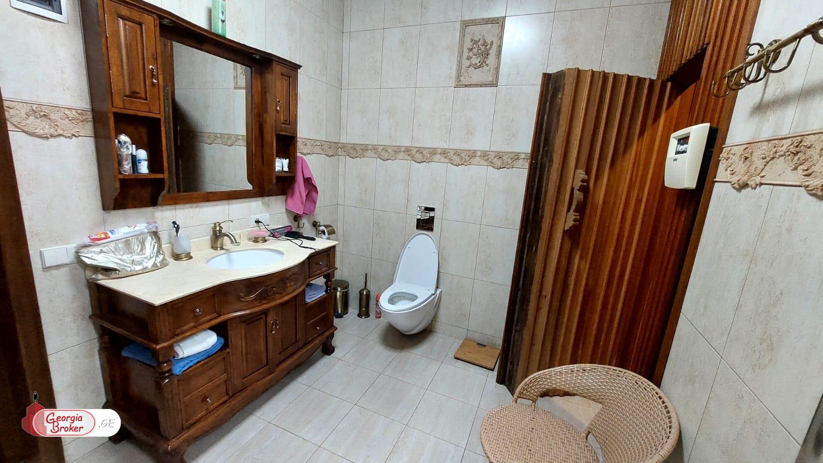 ქირავდება ახალი გარემონტებული 10 ოთახიანი სახლი ლოტკინზე