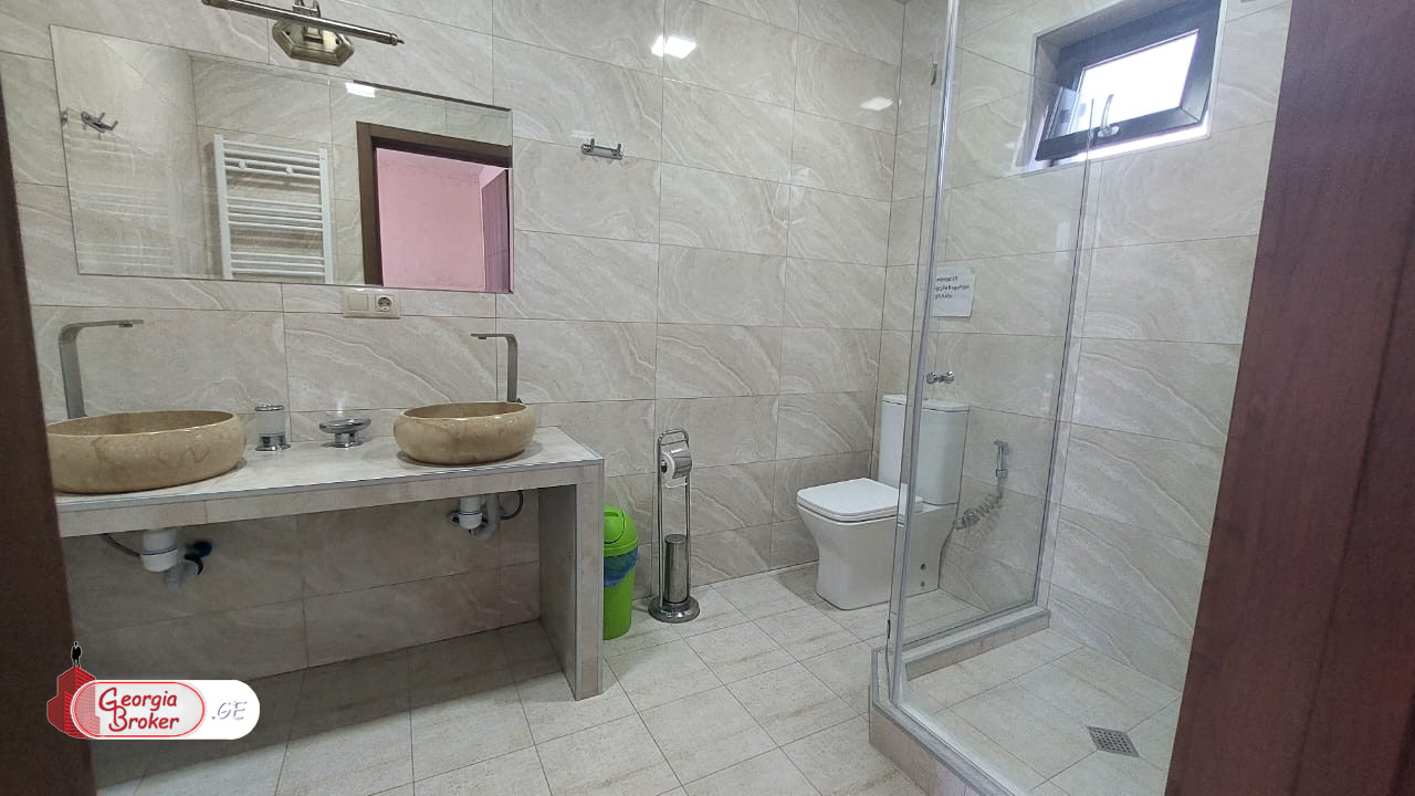 в аренду дом с новым ремонтом 8-комнат