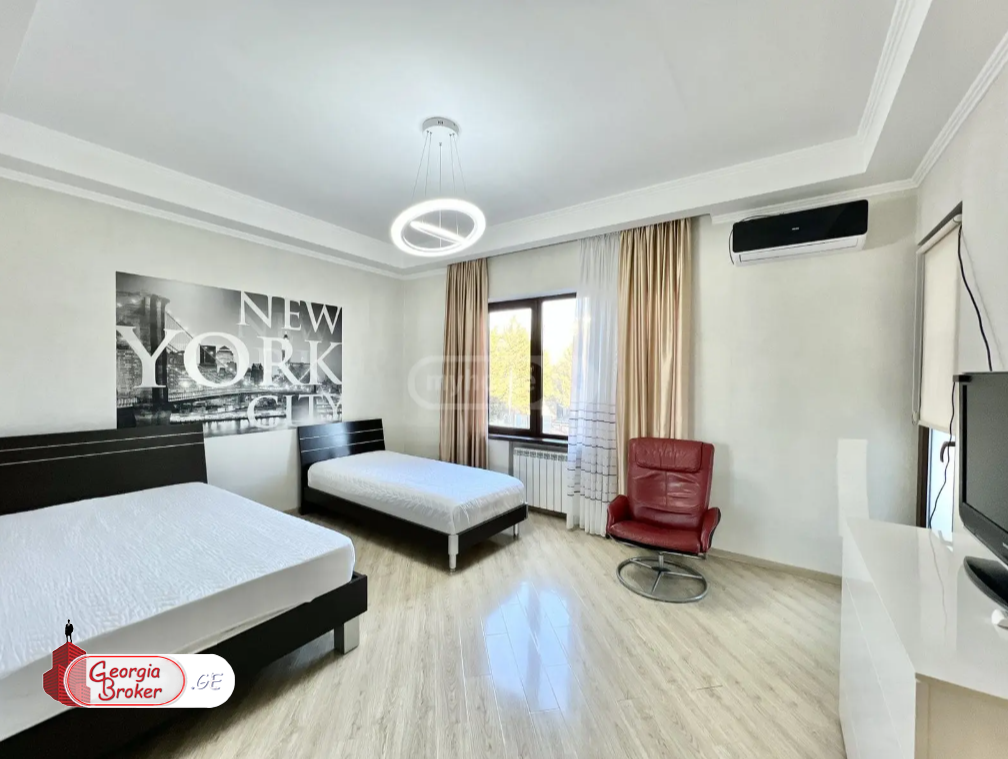 nearly repaired 8-room house for rent