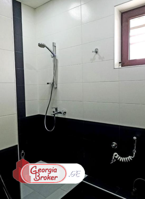 nearly repaired 8-room house for rent