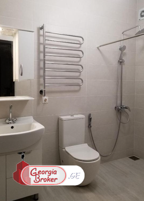 nearly repaired 8-room house for rent