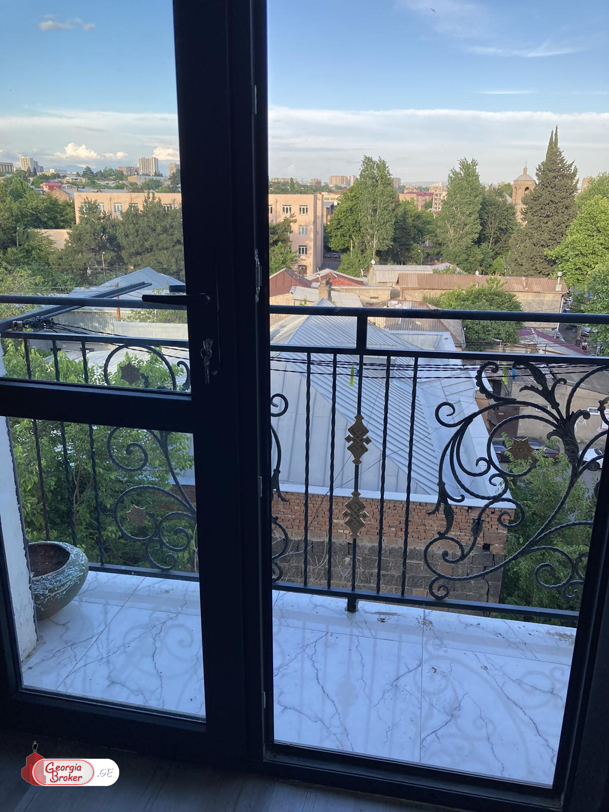 იყიდება ახალი გარემონტებული 4 ოთახიანი ბინა ისანში