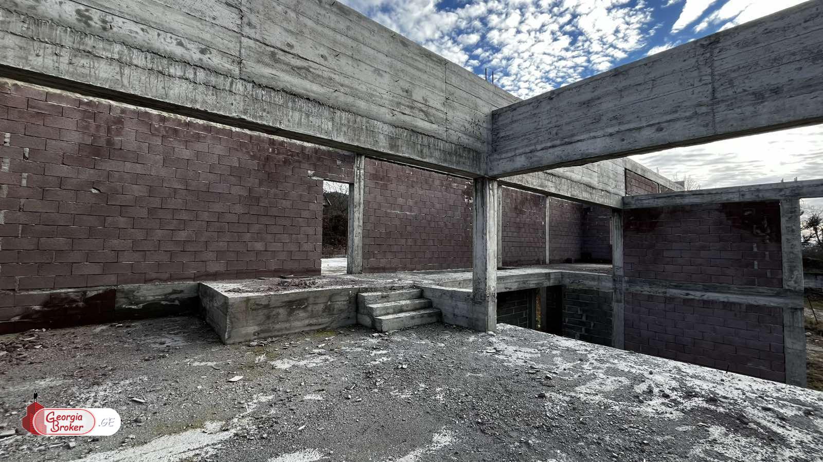 იყიდება ახალი აშენებული 9 ოთახიანი სახლი ბულაჩაურში