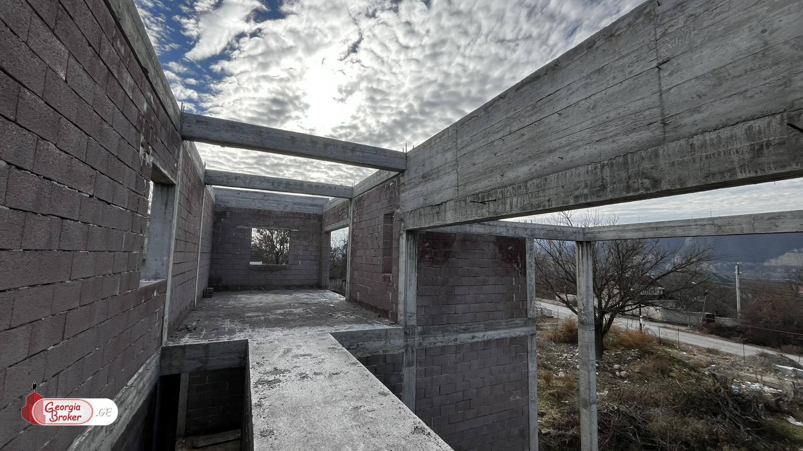 იყიდება ახალი აშენებული 9 ოთახიანი სახლი ბულაჩაურში